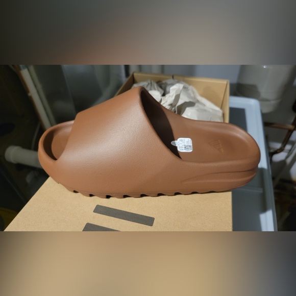 Yeezy Slide Flax - Picture 2 of 4